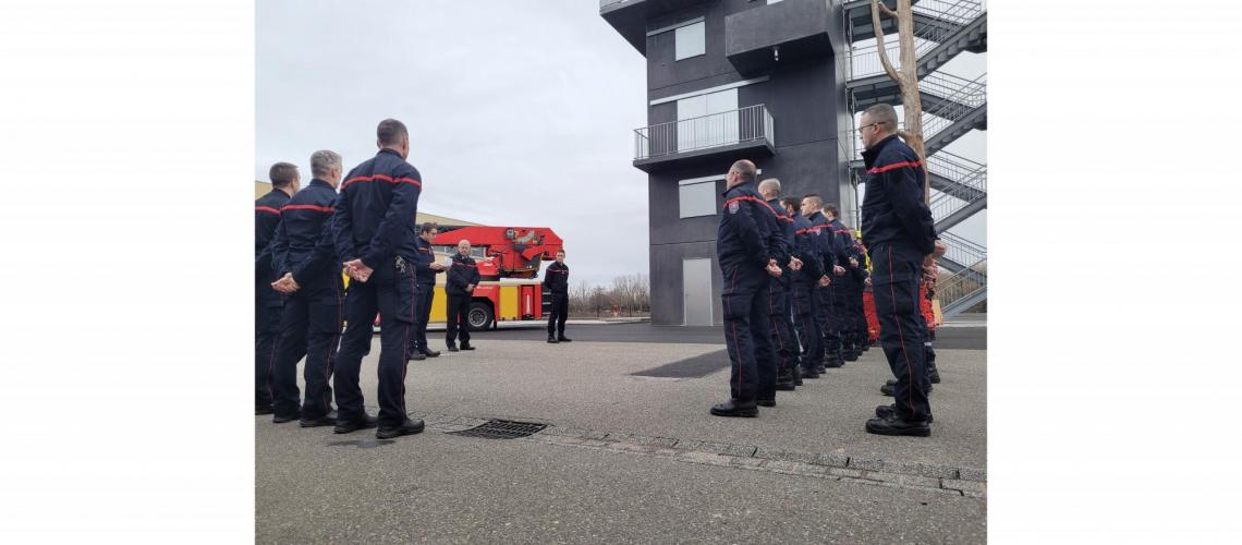 Caserne de pompiers avec tour  d`exercice?locale=fr-FR,fr,en,*&$pdp_product_zoom_xl$&fmt=auto&strip=true&qlt=80&fmt.jpeg.chroma=1,1,1&unsharp=0,1,1,7&fmt.